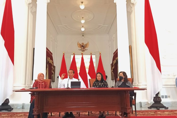 Presiden Joko Widodo bersama Menaker Ida Fauziyah, Menteri PPPA Bintang Puspayoga dan Deputi KSP Jaleswari Pramodhawardhani dalam konferensi pers soal RUU PPRT di Istana Merdeka, Senin (18/1/2023).