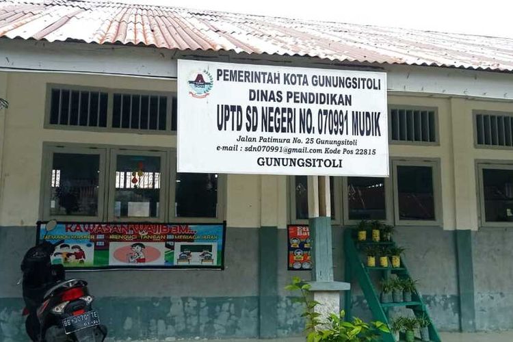 Seorang murid SD Negeri Nomor 070991 Mudik, Gunungsitoli, Sumatera Utara, Berinisial GA mengalami pelarangan menggunakan jilbab akibat adanya penyeragaman penggunaan pakaian sekolah, orang tua murid tersebut keberatan dan berencana akan menempuh jalur hukum.