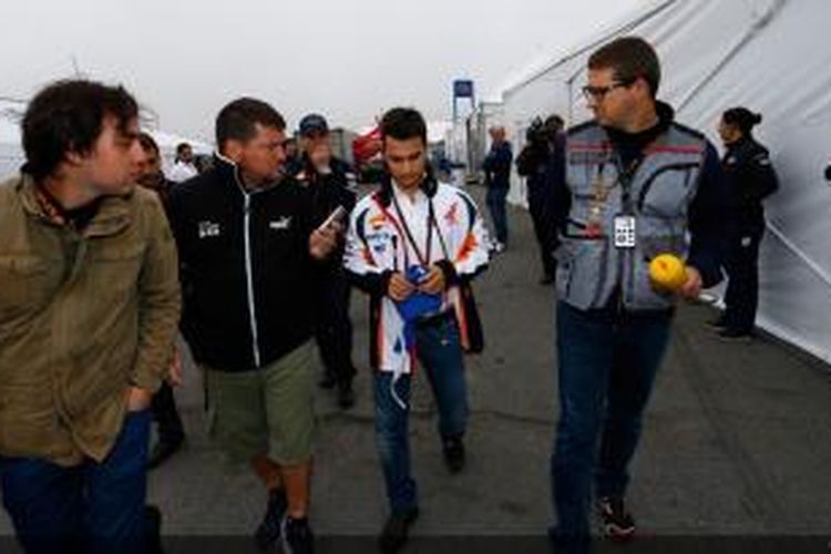 Pebalap Repsol Honda, Dani Pedrosa (tengah), berjalan bersama para wartawan di area Sirkuit Laguna Seca, Jumat (19/7/2013).