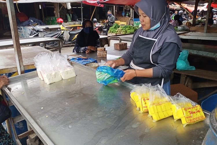Harga tahu di Pasar Majalaya Kabupaten Bandung mulai merangsak naik, Kamis (24/2/2022). Kenaikan itu terjadi, pasca mogok masal yang dilakukan pengerajin tahu tempe se Jawa. Sedangkan untuk tempe, masih sulit dijumpai 