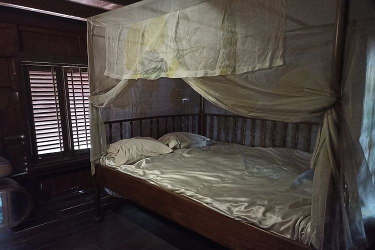 Tempat tidur yang ada di Rumah Si Pitung di Marunda, Jakarta Utara, Jumat (22/12/2023).