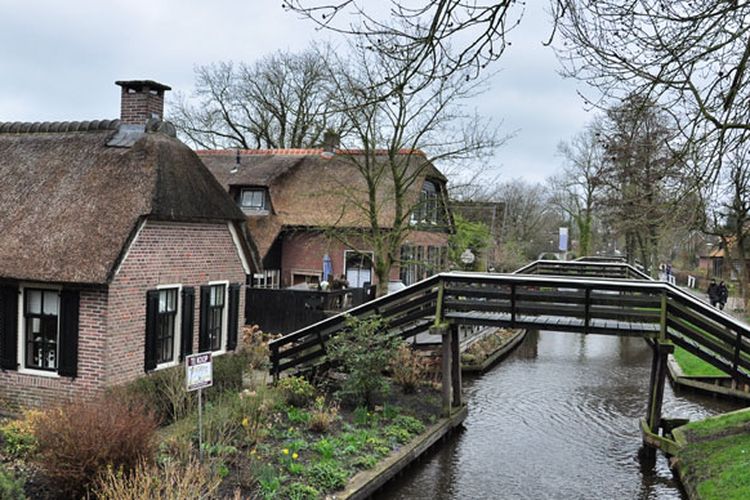 Suasana Desa Giethoorn di Belanda.