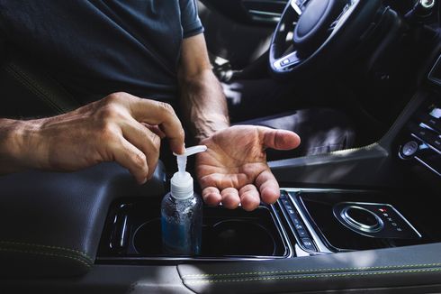 Amankah Meninggalkan Hand Sanitizer di Mobil Parkir?