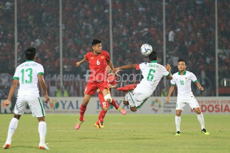 Aksi pemain timnas U-16 Indonesia (putih) saat berebut bola dengan pemain Vietnam di Stadion Gelora Delta, Sidoharjo, Kamis (2/8/2018).