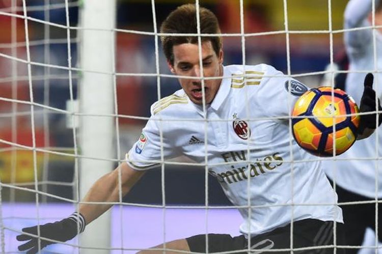 Gelandang AC Milan, Mario Pasalic, menyarangkan bola ke gawang Bologna pada partai tunda Serie A di Stadion Renato DellAra, Rabu (8/2/2017).