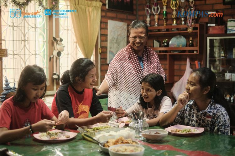 Momen Ibu pengasuh berinteraksi saat waktu makan bersama di salah satu desa SOS Children?s Villages