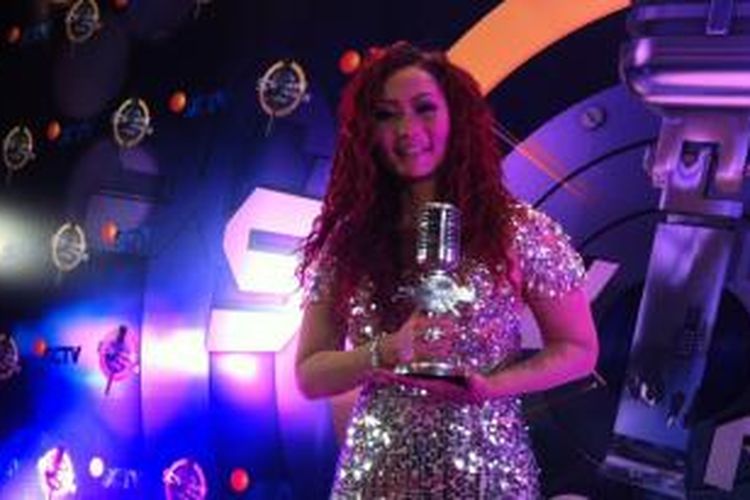 Penyanyi dangdut Inul Daratista berhasil membawa pulang dua penghargaan, yaitu Penyanyi Dangdut Paling Ngetop dan Lagu Dangdut Paling Ngetop, versi SCTV Music Awards 2014, di Hall D JIExpo, Kemayoran, Jakarta Pusat, Kamis (17/4/2014) malam.