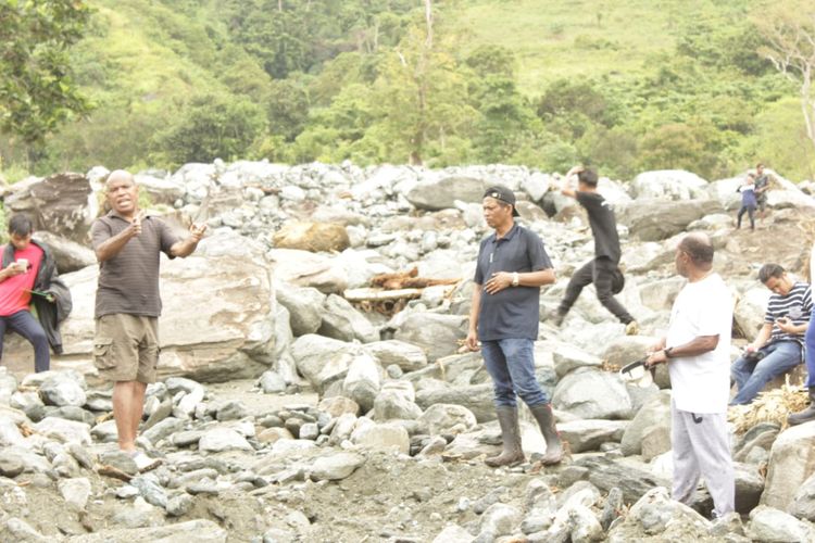 Wakil Bupati Jayapura Giri Wijayanto (pakai topi hitam terbalik) saat memeriksa keadaan di Kampung Kemiri, Distrik Sentani, Kabupaten Jayapura, Papua.