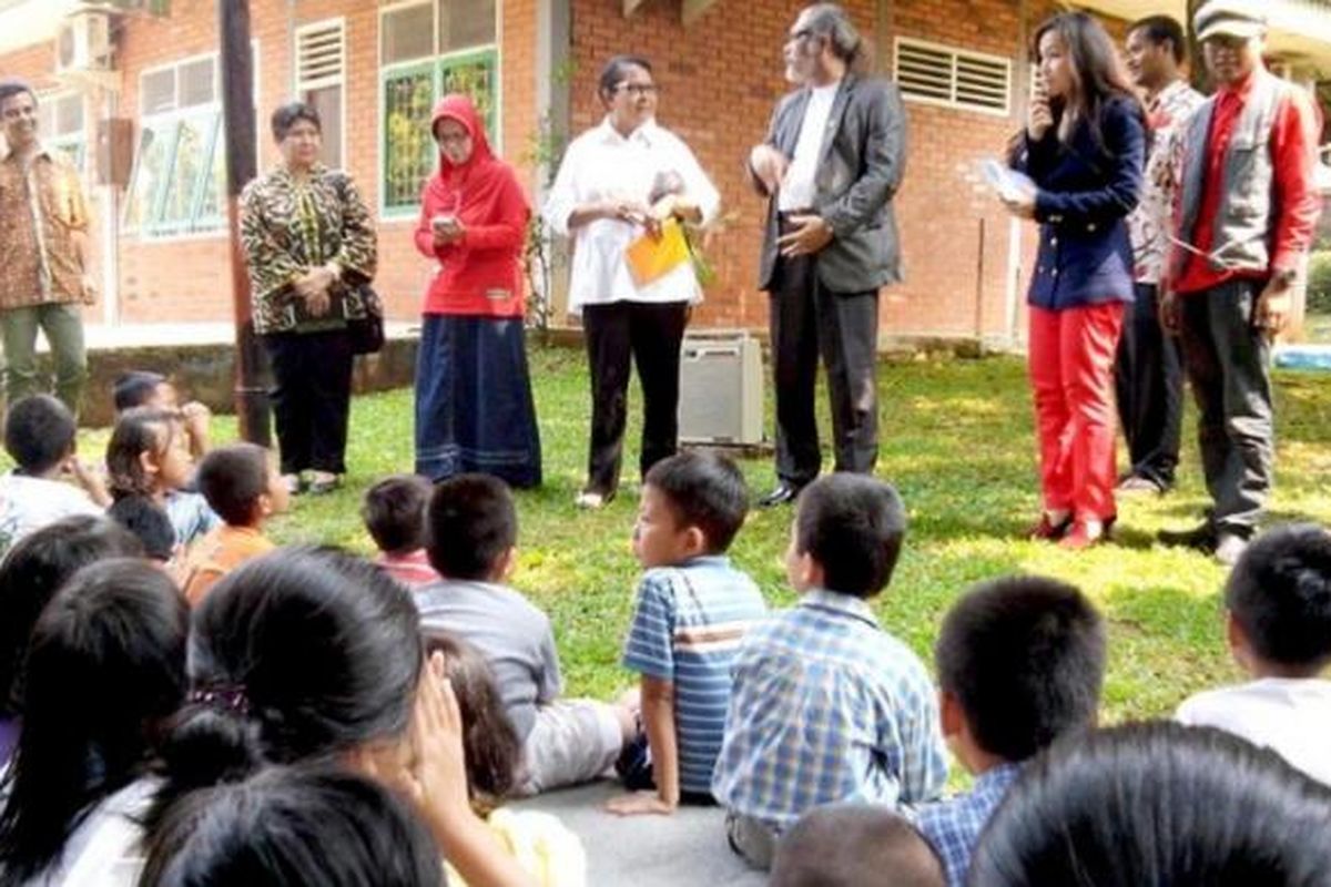 Menteri Pemberdayaan Perempuan dan Perlindungan Anak Yohana Susana Yembise (mengenakan kemeja putih) bersama Ketua Umum Komisi Nasional Perlindungan Anak Arist Merdeka Sirait dan Sekretaris Jenderal Komisi Perlindungan Anak Indonesia Erlinda menjenguk kelima anak korban penelantaran orangtua di rumah aman SOS Childrens Villages Indonesia, di Jakarta Timur, Senin (18/5). Kedatangan Yohana pun disambut anak-anak yang dilindungi di rumah aman tersebut.