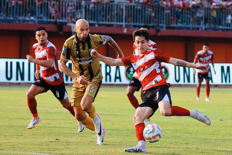 Pemain Madura United Francisco Rivera dijaga ketet pemain Dewa United Risto Mitrevski pada laga pekan ke-16 Liga 1 2023-2024 yang berakhir dengan skor 4-1 di Stadion Gelora Ratu Pamelingan Pamekasan, Jawa Timur, Minggu (22/10/2023) sore.