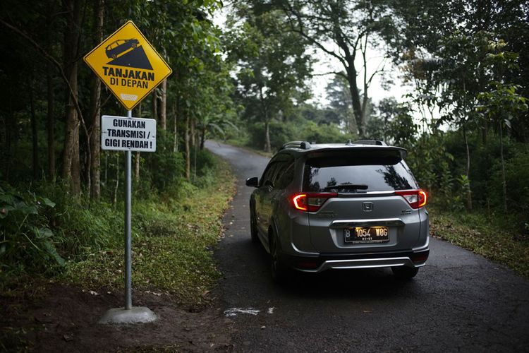 Honda BR-V saat akan menaklukkan tanjakan Monteng, Kamojang, Garut.