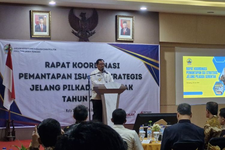 Pj Gubernur Jawa Tengah Nana Sudjana diwawancarai saat menghadiri Rapat Koordinasi Pemantapan Isu Strategis Jelang Pilkada Serentak di Front One HK Resort, Semarang, Rabu (26/6/2024).