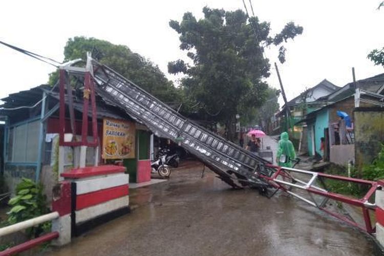 Gapura di Jalan Situ Siwagandu, Pancoran Mas, Depok, roboh akibat hujan deras disertai angin kencang melanda Depok pada Senin (19/4/2022). (Dokumen warga).