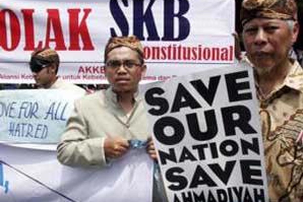 Sejumlah simpatisan dari Aliansi Kebangsaan untuk Kebebasan Beragama dan Berkeyakinan (AKKBB) melakukan aksi di depan Kantor Perserikatan Bangsa Bangsa (PBB), Jakarta, Selasa (6/5). Mereka menyerukan dan meminta PBB dan pemerintah Indonesia untuk menjamin kebebasan beragama dan segera meninjau ulang SKB tiga menteri tentang pelarangan Jemaah Ahmadiyah Indonesia.