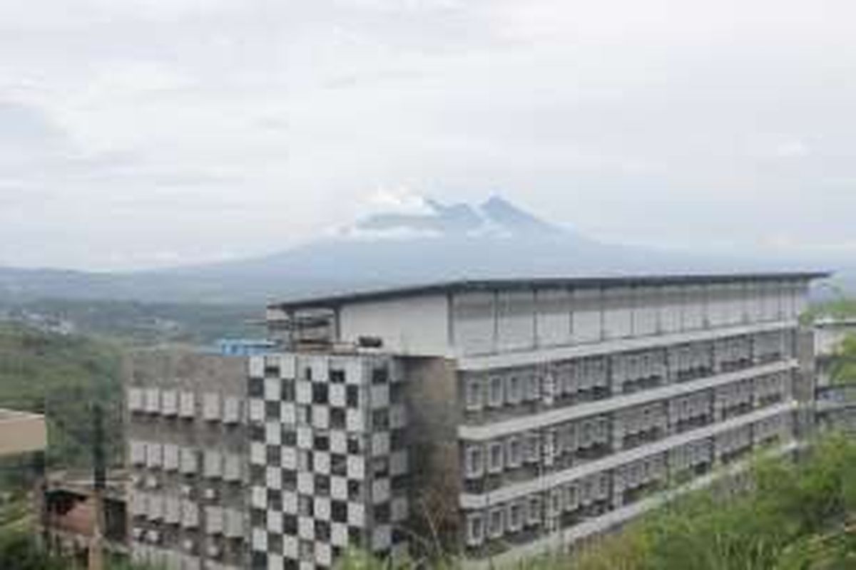 Salah satu bangunan yang dibangun dalam kompleks Wisma Atlet Hambalang. Mega proyek yang telah menelan dana triliunan rupiah ini dihentikan sehingga gedung-gedung yang hampir rampung, dibiarkan mangkrak.