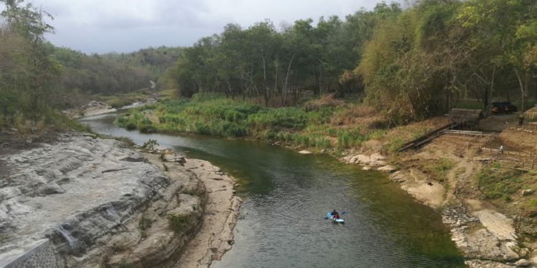 Bermain kano di Sungai Oya, perbatasan Kecamatan Playen dengan Kecamatan Patuk, Gunungkidul, DI Yogyakarta.