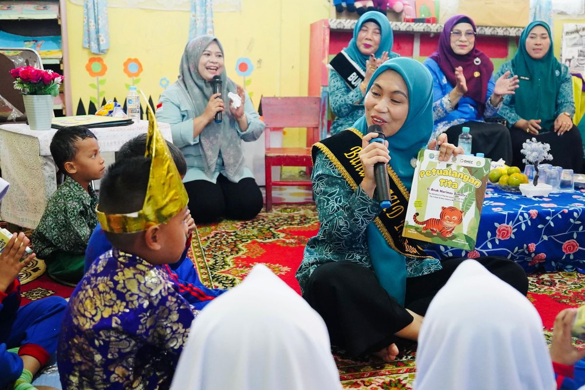 Bunda PAUD Riau Henny Sasmita Wahid membacakan dongeng di hadapan anak-anak TK Negeri Pembina 01 XII Koto Kampar di Desa Batu Bersurat, Kecamatan XII Koto Kampar, Kabupaten Kampar, pada Selasa (26/8/2025).