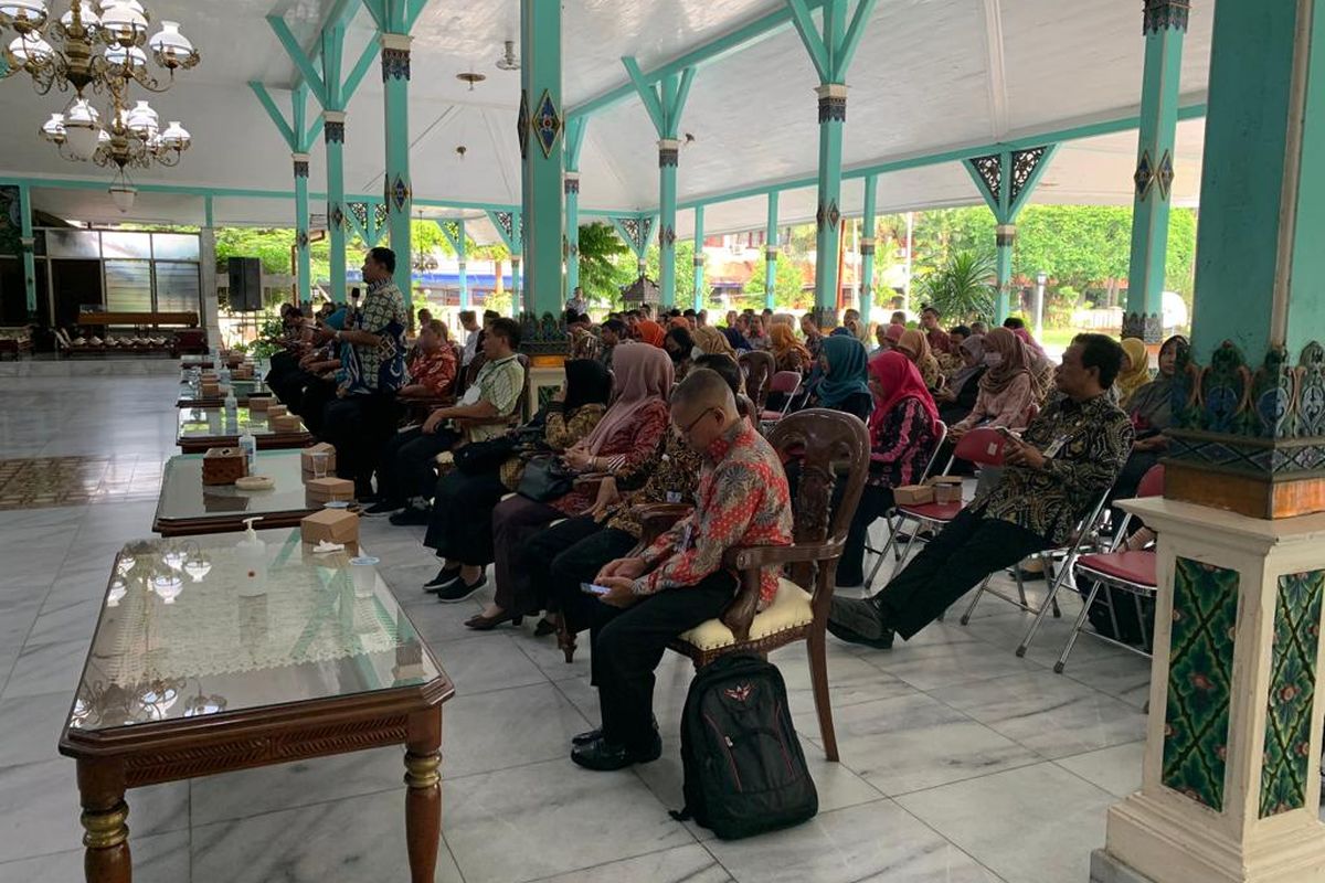  BAHAS PERNIKAHAN DINI—Seluruh kepala sekolah, guru agama dan guru bimbingan konseling di Kabupaten Madiun diundang untuk menekan kasus pernikahan dini yang masih tinggi di Kabupaten Madiun, Kamis (23/2/2023) sore. 