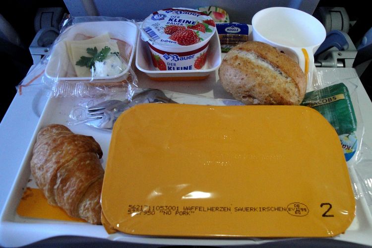 Kenapa makanan di pesawat tidak enak dan sering kali terasa hambar? Ternyata, kemampuan indra penciuman dan perasa kita memang berkurang saat berada di penerbangan.