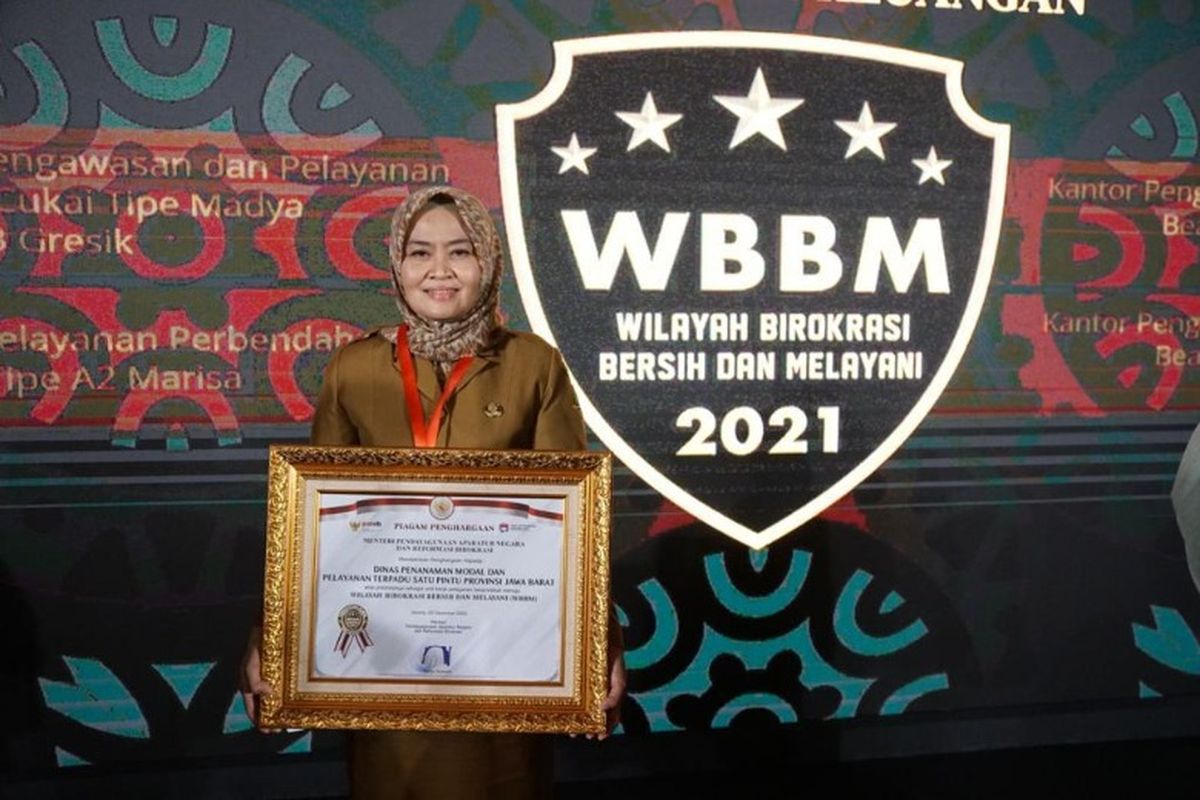 Kepala DPMPTSP Jabar Noneng Komara saat menerima penghargaan sebagai Wilayah Birokrasi Bersih dan Melayani (WBBM) Tahun 2021.