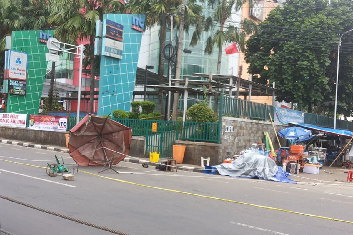 Benda  mencurigakan di depan ITC Depok yang ditemukan di dekat jalur angkutan kota yang hendak masuk ke Terminal Depok, Senin (3/7/2017)