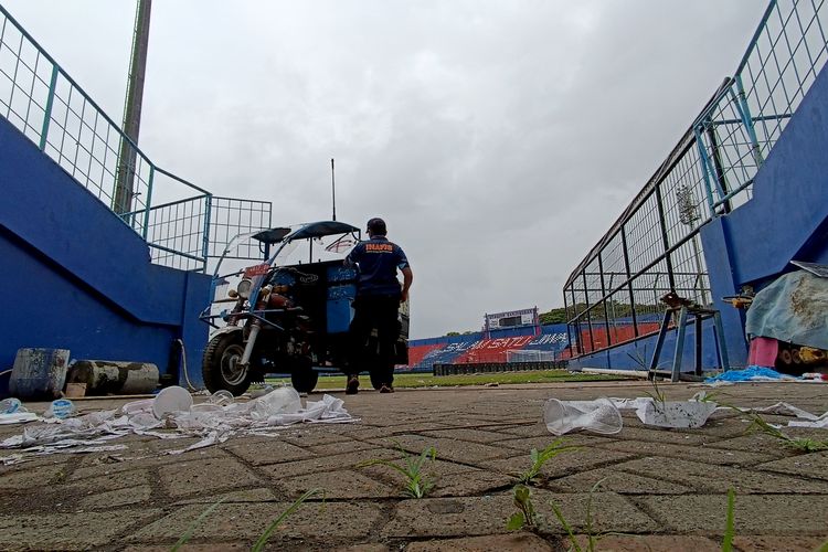 Seorang anggota Inafis (Indonesia Automatic Fingerprint Identification System) melakukan identifikasi dihari ke-5 pasca tragedi yang terjadi pada pekan ke-11 Liga 1 2022-2023 seusai pertandingan bertajuk Derbi Jawa Timur, Arema FC melawan Persebaya Surabaya di Stadion Kanjuruhan Kepanjen, Kabupaten Malang, Kamis (6/10/2022) siang.