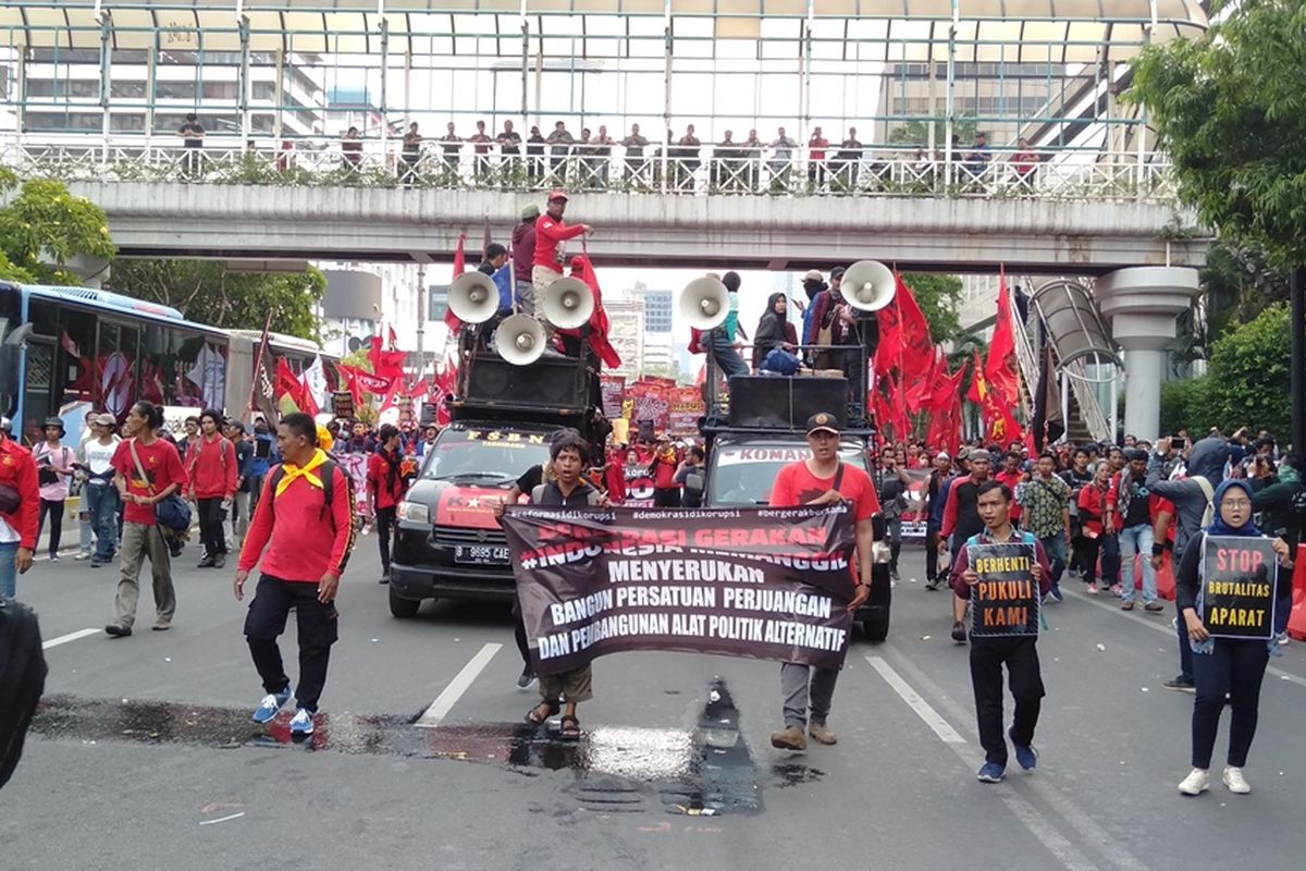 Massa dari kelompok Kasbi menggelar aksi di jalan MH Thamrin, Jakarta Pusat, Senin (28/10/2019).