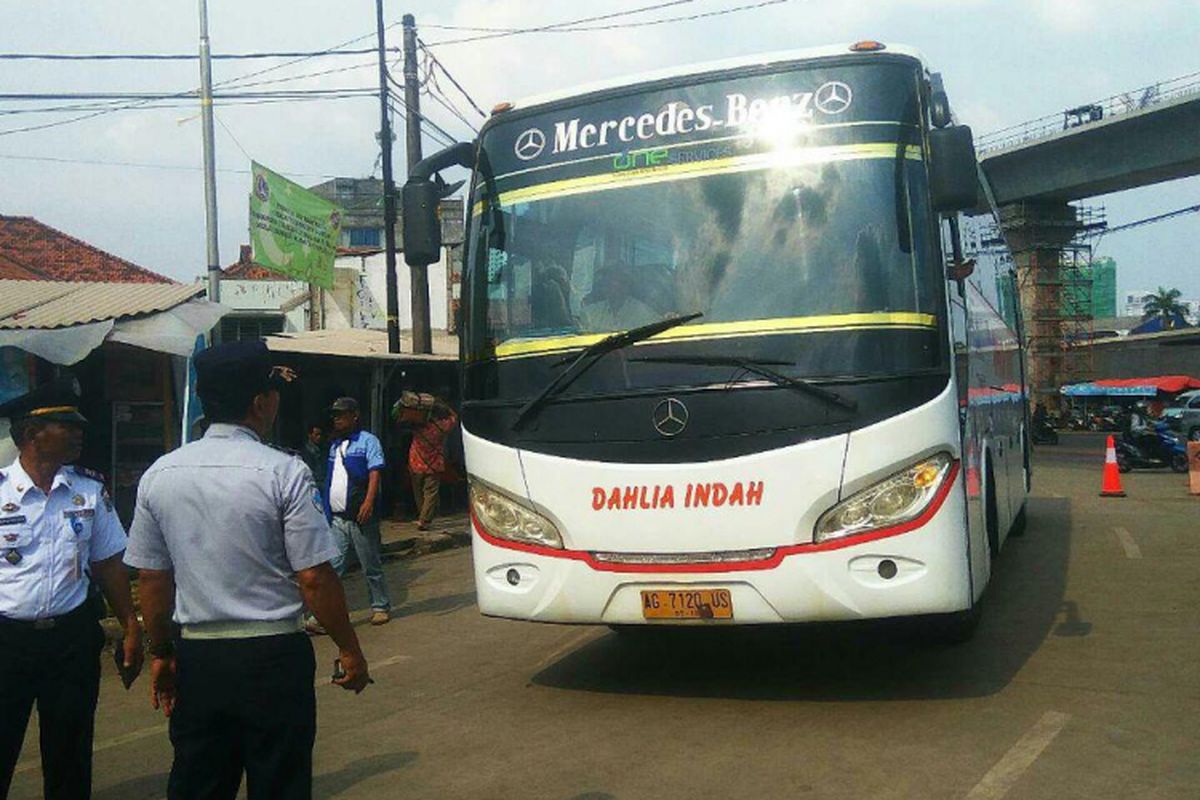 Pemeriksaan kendaraan di Terminal Lebak Bulus, Selasa (21/6/2017).