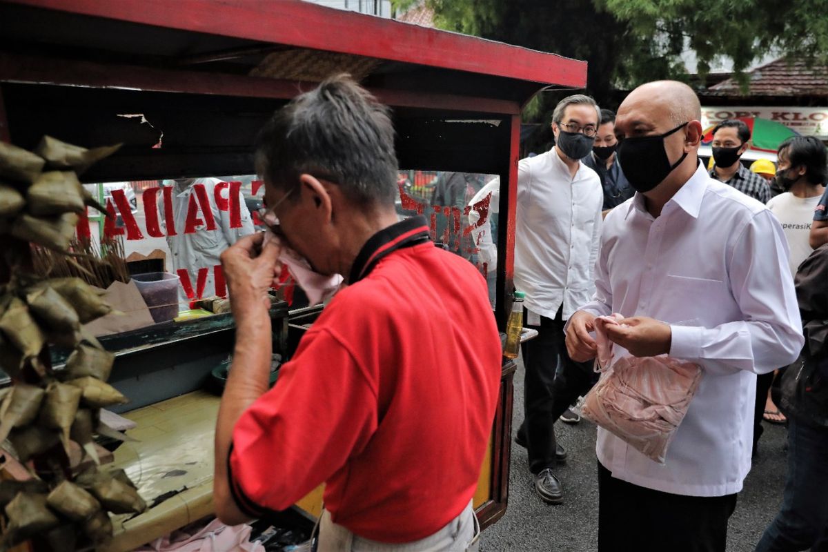 Menteri KUKM Teten Masduki memberikan masker kepada pedagang untuk mencegah penyebaran Covid-19.