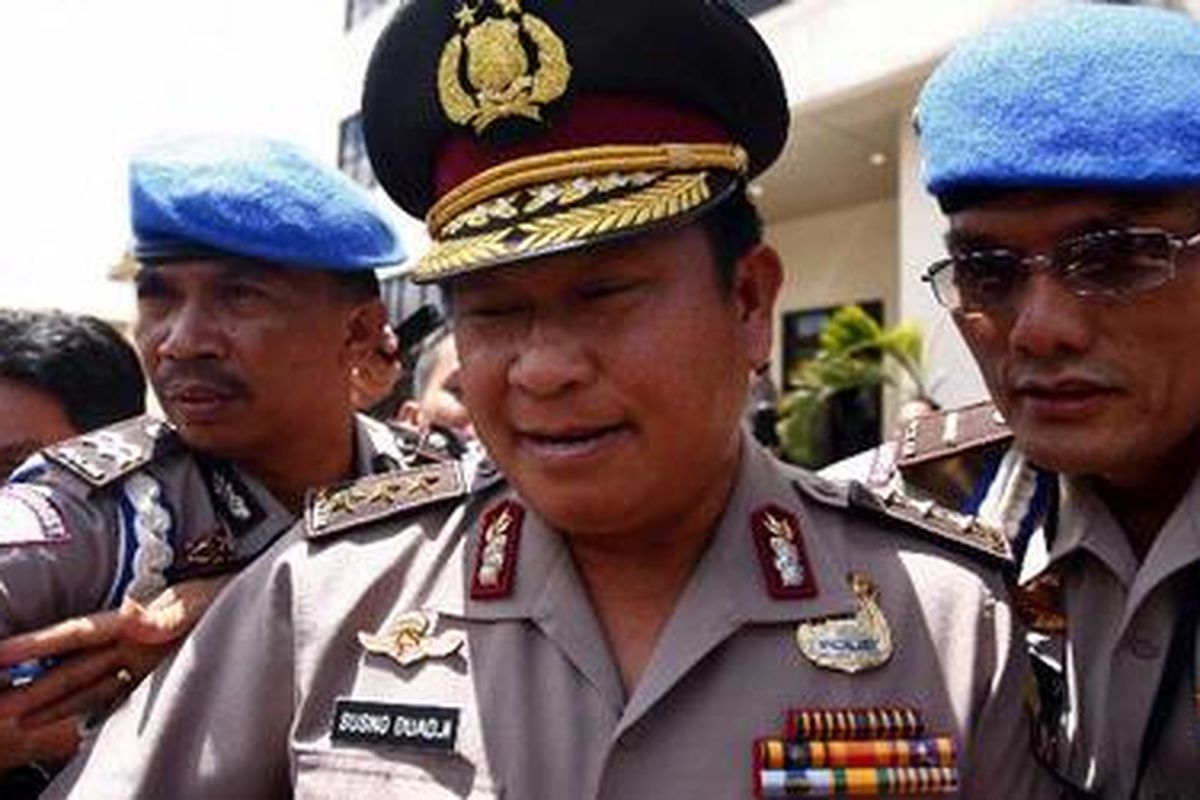 Mantan Kabareskrim, Komjen Susno Duadji usai pemeriksaan yang dilakukan oleh Divisi Profesi dan Pengamanan Mabes Polri, Jakarta Selatan, Senin (22/3/2010). Susno menjalani pemeriksaan atas pengakuannya tentang praktik makelar kasus yang terjadi di lingkungan Mabes Polri waktu masih menjabat sebagai Kabareskrim.