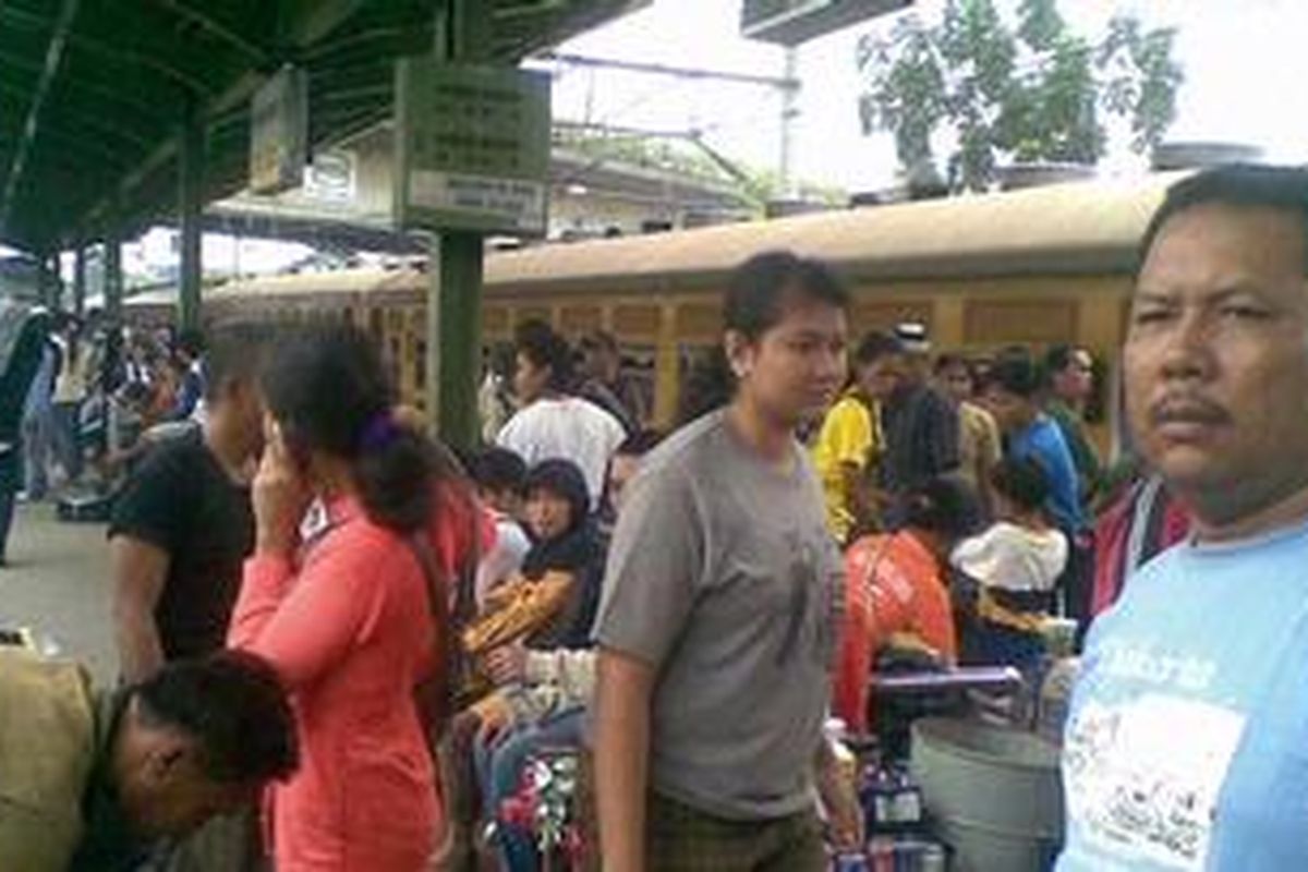 Kepadatan penumpang mudik di Stasiun Tanah Abang, Rabu (8/9/2010).