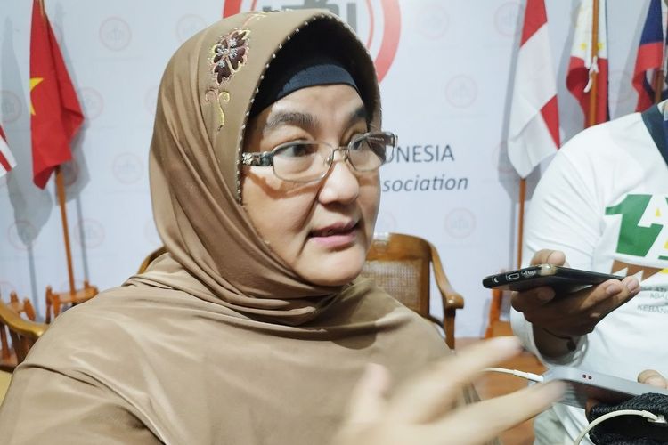 Ketua Satgas Covid-19 PB IDI Dokter dr. Erlina Burhan, MSc, SpP(K) menjelaskan tentang pembelajaran selama tiga tahun pandemi Covid-19 di Indonesia, Kamis (8/3/2023). (KOMPAS.com/XENA OLIVIA)