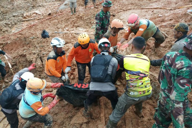 Tim Sar Gabungan Tengah mengevakuasi korban meninggal akibat tertimbun material longsor di Kampung Cimapag, Desa Sirnaresmi, Kecamatan Cisolok, Kabupaten Sukabumi