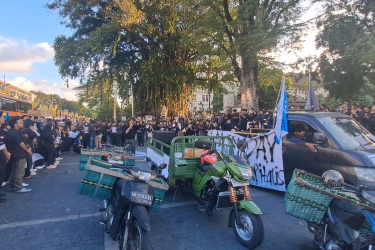 Demo Hari Buruh di Solo, Pedagang Bagi-bagi Sayur dan Minyak Goreng Gratis