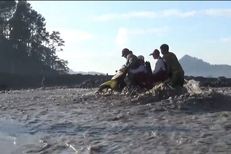 Hari Pertama Sekolah, Puluhan Siswa di Lumajang Harus Sebrangi Aliran Banjir Lahar Semeru