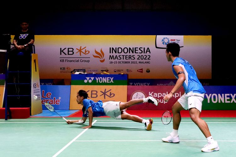 Ganda putra Indonesia Pramudya Kusumawardana dan Rahmat Hidayat saat final Indonesia Masters 2022 melawan pasangan Cina di Platinum Arena Malang, Minggu (23/10/2022) malam.