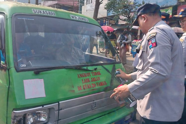 16 Angkot Tua Nekat Mengaspal di Bogor, Disemprot Cat dan Diberi Tanda Silang