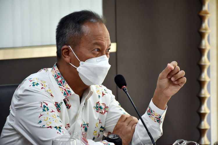 Menteri Perindustrian Agus Gumiwang Kartasasmita memberikan sambutan pada Hari Batik Nasional secara virtual, Jumat (2/10/2020).