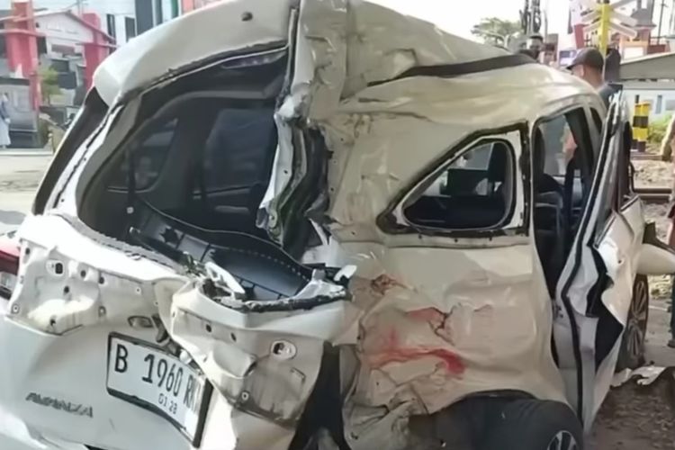 Mobil terlibat kecelakaan dengan kereta api di petak jalan Stasiun Jerakah- Semarang Poncol, Jawa Tengah (Jateng). Jumat (17/5/2024). 
