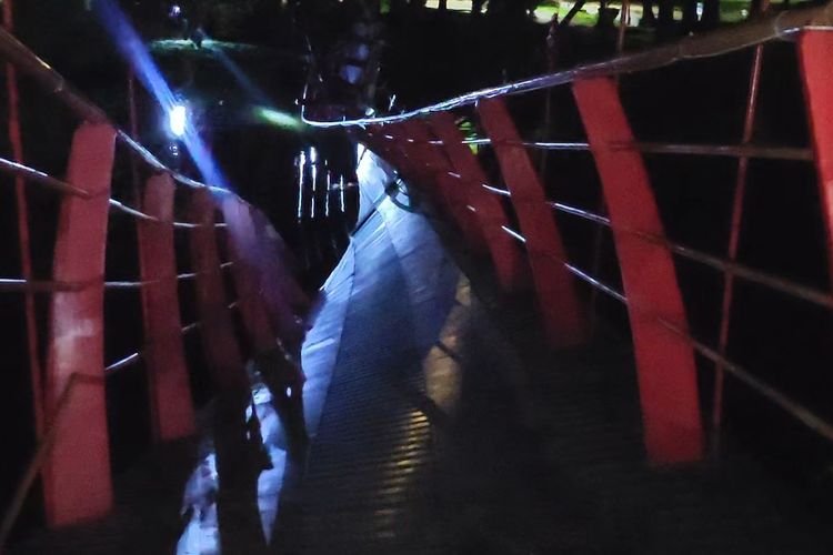 Kondisi jembatan di Danau Cadika, Kota Medan yang ambruk Minggu (13/10/2024)