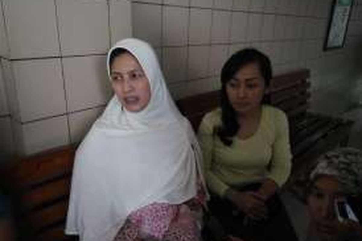 Almyanda Saphira, istri dari Dodi Triono korban pembunuhan di Pulomas saat di Rumah Sakit Kartika Pulomas, Jakarta Timur, Kamis (29/12/2016).