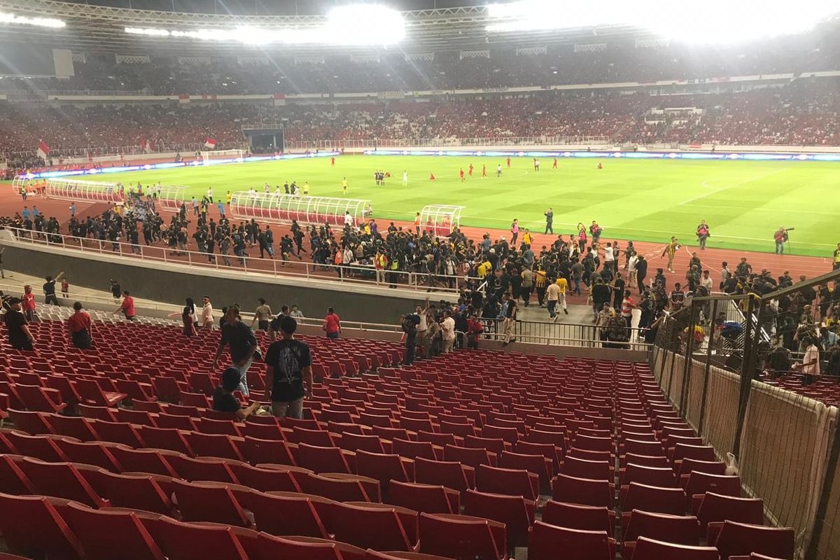 Terjadi kericuhan antarsuporter pada laga Indonesia vs Malaysia yang berlangsung di Stadion Utama Gelora Bung Karno (SUGBK), Senayan, Jakarta, Kamis (5/9/2019).