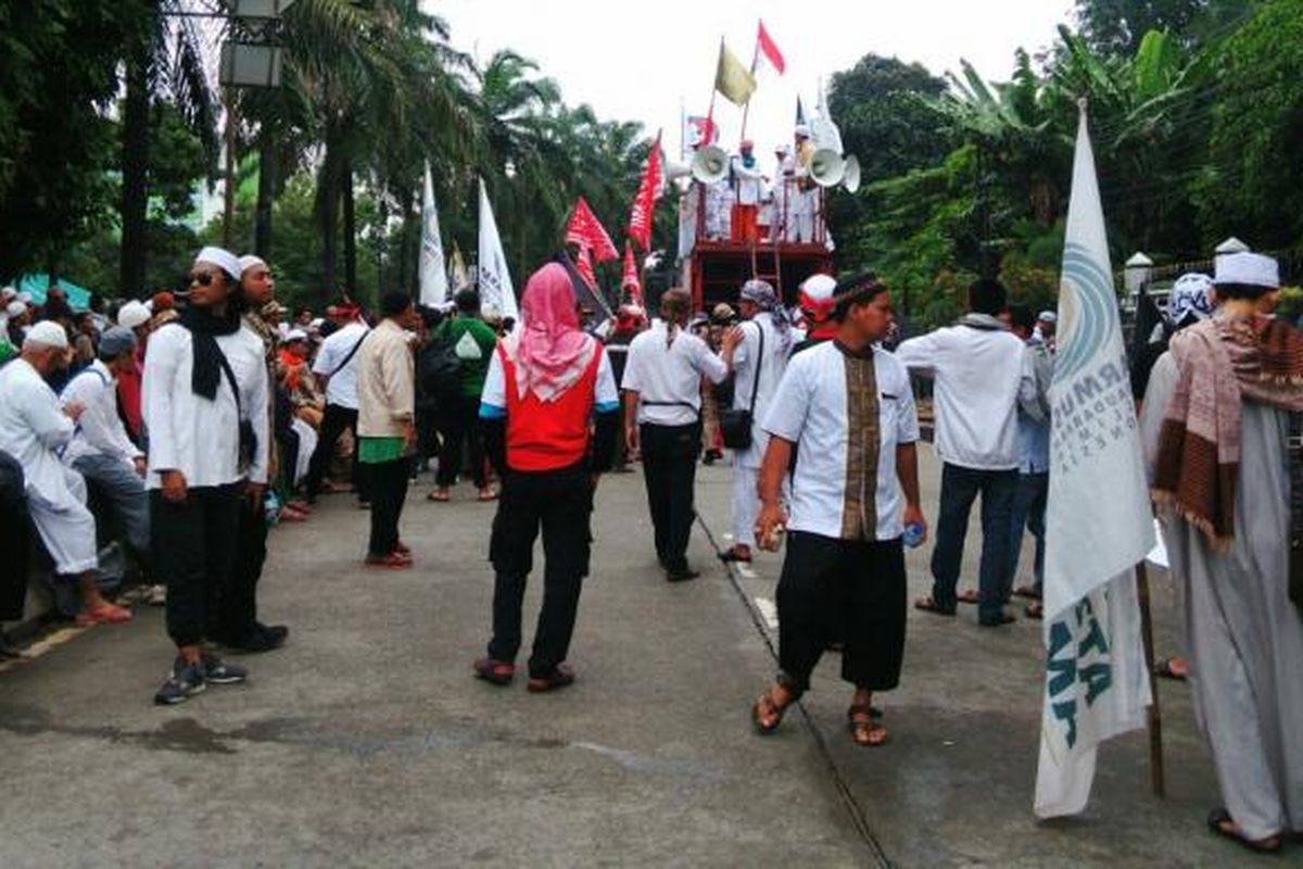 Massa organisasi kemasyarakatan (ormas) keagamaan yang kontra terhadap Basuki Tjahaja Purnama atau Ahok mulai berdatangan di Jalan RM Harsono, Ragunan, Jakarta Selatan. Senin (13/2/2017). Ahok yang menjadi terdakwa kasus dugaan penodaan agama menjalani persidangan di tempat itu.