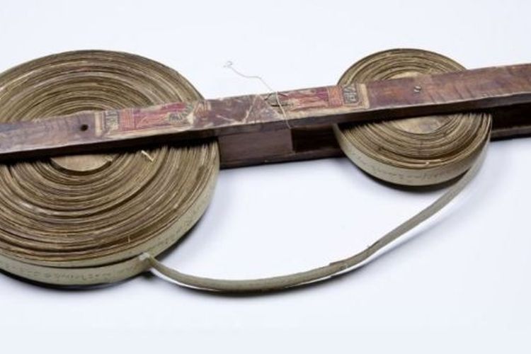 Naskah La Galigo yang asli ditulis dalam lembaran daun lontar.