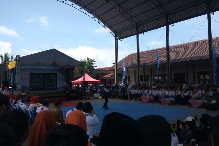 Ridwan Kamil melaunching program Stopper Jabar di SMAN 2 Kota Banjar, Jawa Barat, Rabu (22/2/2023).