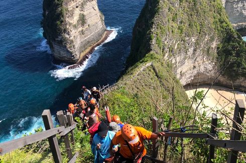 2 Wisatawan Diselamatkan WNA Saat Terseret Ombak di Pantai Klingking Bali, Kondisi Pingsan dan Lemas