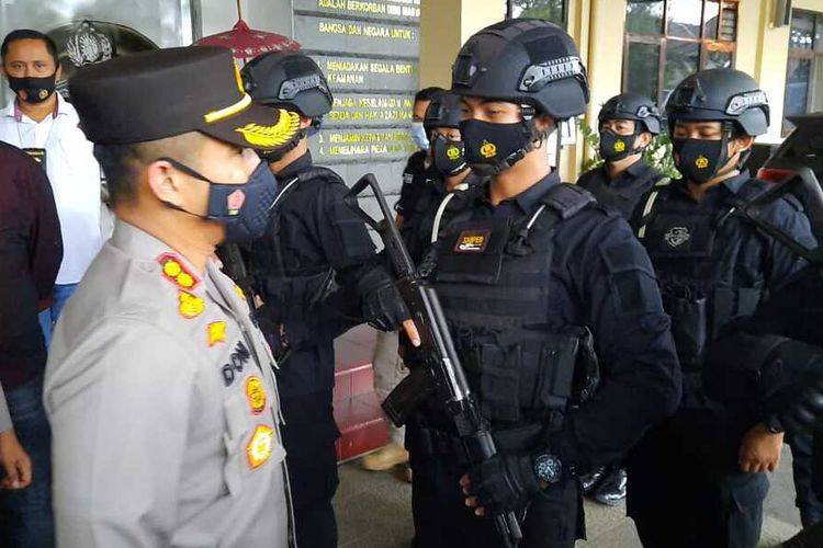 Kapolresta Taaikmalaya AKBP Doni Hermawan, mengecek kesiapan Tim Maung Galunggung buru geng motor dan aksi jalanan di Mako Polresta Tasikmalaya, Kamis (28/1/2021).