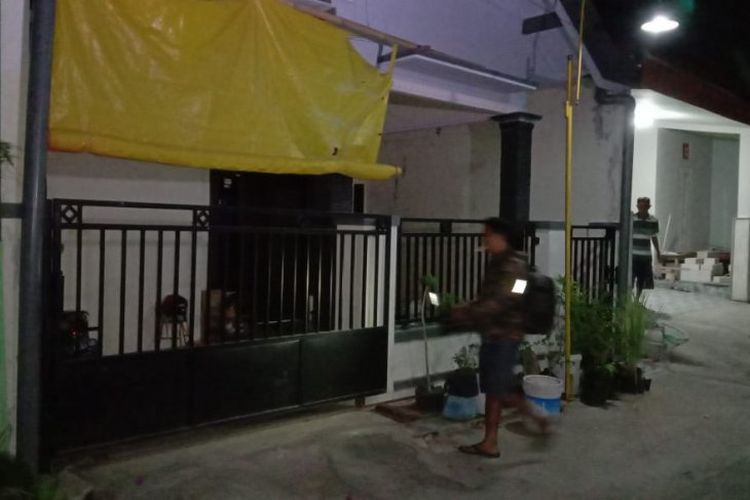 Warga beraktivitas di depan rumah kontrakan BTK yang ditangkap tim Densus 88 karena dugaan keterlibatan jaringan teroris di Ponorogo, Jawa Timur, Minggu (30/6).