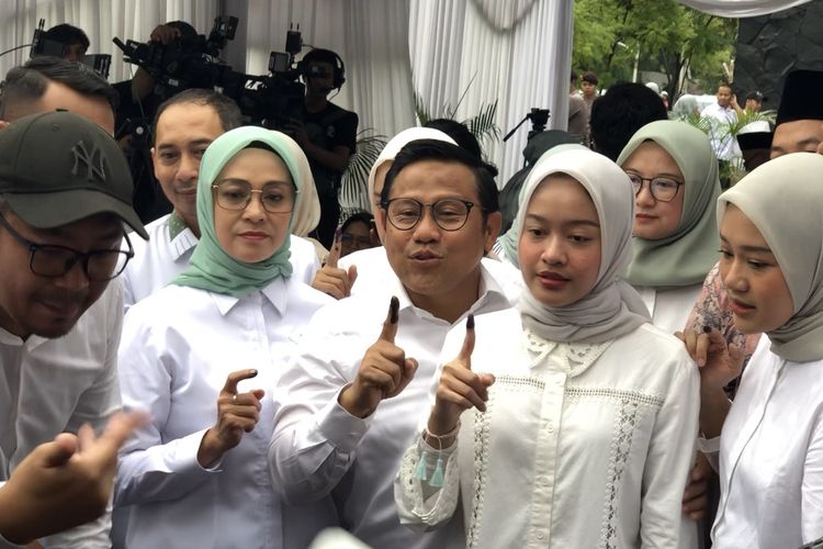 Cawapres nomor urut 1 Muhaimin Iskandar bersama keluarganya di TPS 023, Kemang, Jakarta Selatan, Rabu (14/2/2024). 