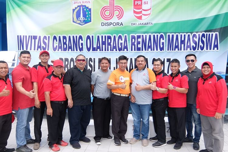 Kadispora DKI,  Drs. H. Ratiyono, MMSi   (baju oranye) dengan pengurus Dispora dan Pengprov PRSI DKI